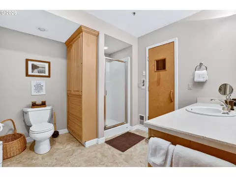 Bath - 18685 E Aschoff Rd, Rhododendron, OR 97049 photo 3 of 3