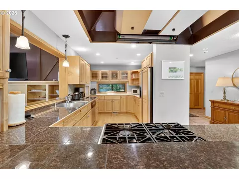 Kitchen - 18685 E Aschoff Rd, Rhododendron, OR 97049 photo 3 of 4
