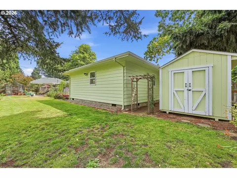 Exterior - 595 Dartmoor Dr, Eugene, OR 97401 photo 12 of 12