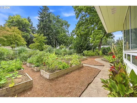 Exterior - 595 Dartmoor Dr, Eugene, OR 97401 photo 10 of 12