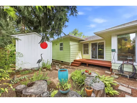Exterior - 595 Dartmoor Dr, Eugene, OR 97401 photo 9 of 12