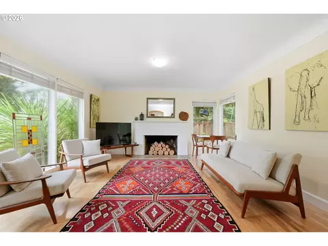 Living - 595 Dartmoor Dr, Eugene, OR 97401 photo 1 of 3