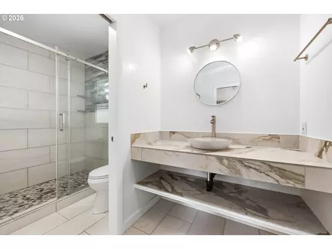 Bath - 595 Dartmoor Dr, Eugene, OR 97401 photo 3 of 4