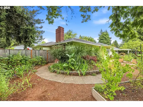 Exterior - 595 Dartmoor Dr, Eugene, OR 97401 photo 11 of 12