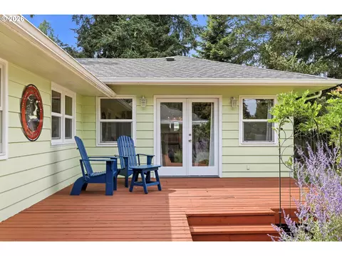 Exterior - 595 Dartmoor Dr, Eugene, OR 97401 photo 1 of 12
