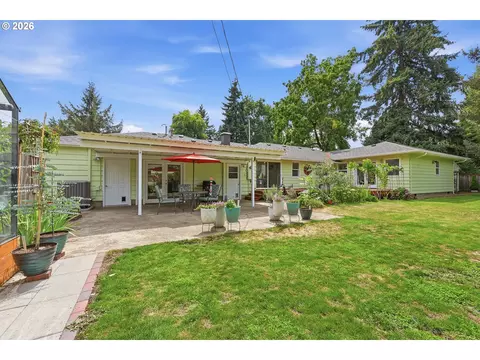 Exterior - 595 Dartmoor Dr, Eugene, OR 97401 photo 6 of 12