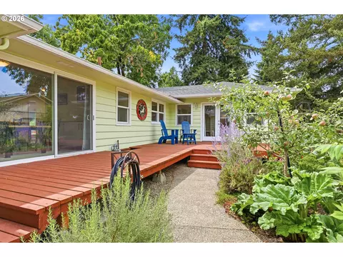 Exterior - 595 Dartmoor Dr, Eugene, OR 97401 photo 2 of 12