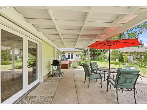 Exterior - 595 Dartmoor Dr, Eugene, OR 97401 photo 3 of 12