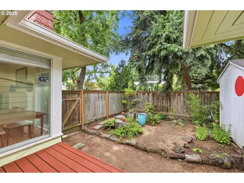 Exterior - 595 Dartmoor Dr, Eugene, OR 97401 photo 8 of 12