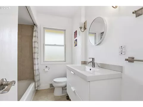 Bath - 595 Dartmoor Dr, Eugene, OR 97401 photo 1 of 4