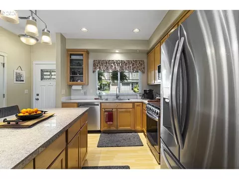 Kitchen - 2508 NW 2nd Ter, Gresham, OR 97030 photo 3 of 5