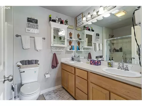 Bath - 2508 NW 2nd Ter, Gresham, OR 97030 photo 2 of 2