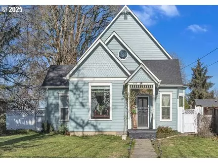 423 E Main St, Carlton, OR 97111