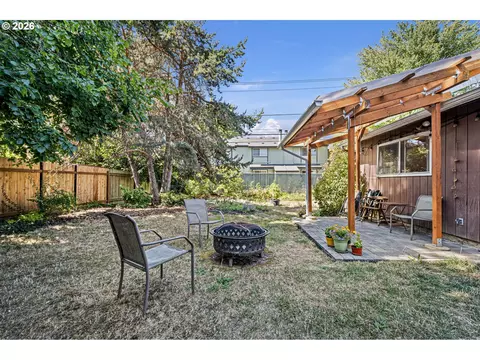 Exterior - 1572 Wilson Ct, Eugene, OR 97402 photo 2 of 6