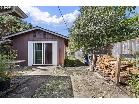 Exterior - 1572 Wilson Ct, Eugene, OR 97402 photo 5 of 6