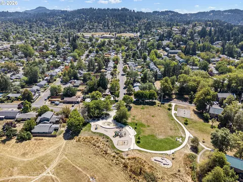 View/Area - 1572 Wilson Ct, Eugene, OR 97402 photo 7 of 8