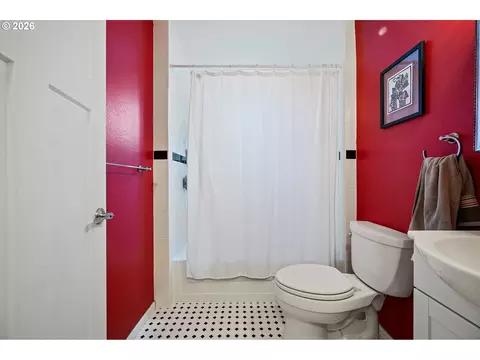 Bath - 1572 Wilson Ct, Eugene, OR 97402 photo 2 of 2