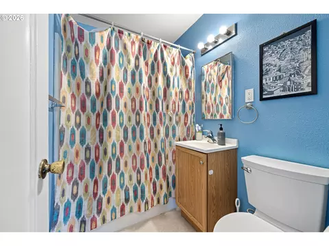 Bath - 1572 Wilson Ct, Eugene, OR 97402 photo 1 of 2