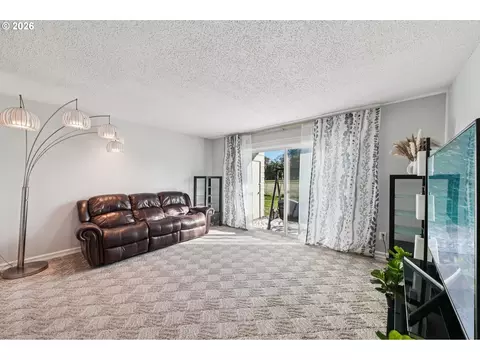 Living - 1302 NE Hogan Dr #169, Gresham, OR 97030 photo 4 of 5