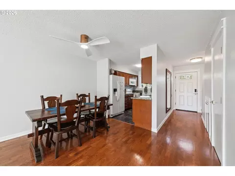 Dining - 1302 NE Hogan Dr #169, Gresham, OR 97030 photo 2 of 4