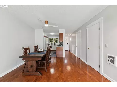Dining - 1302 NE Hogan Dr #169, Gresham, OR 97030 photo 4 of 4