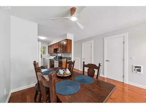 Dining - 1302 NE Hogan Dr #169, Gresham, OR 97030 photo 3 of 4