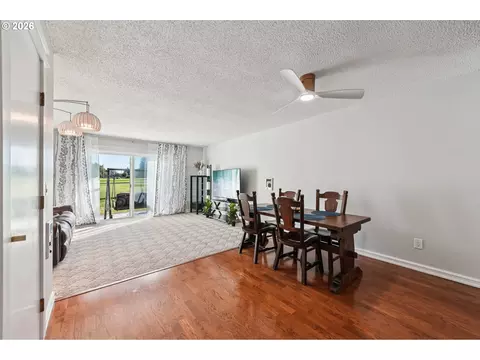 Dining - 1302 NE Hogan Dr #169, Gresham, OR 97030 photo 1 of 4
