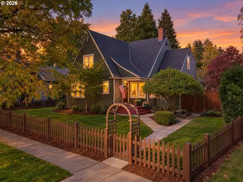 471 Montgomery St, Woodburn, OR 97071