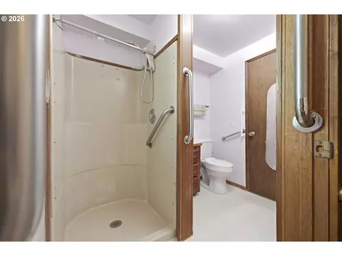 Bath - 2281 Blackburn St, Eugene, OR 97405 photo 1 of 5