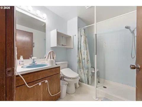 Bath - 2281 Blackburn St, Eugene, OR 97405 photo 2 of 5