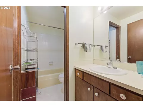 Bath - 2281 Blackburn St, Eugene, OR 97405 photo 4 of 5