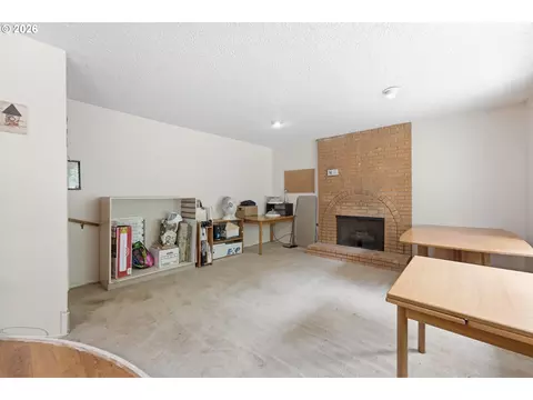 Living - 2281 Blackburn St, Eugene, OR 97405 photo 3 of 4