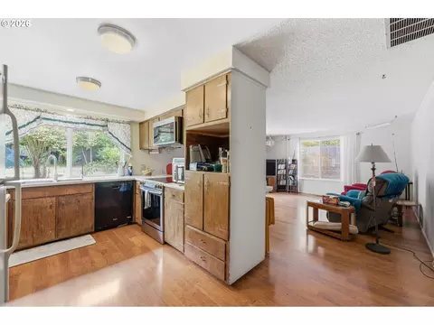 Kitchen - 2281 Blackburn St, Eugene, OR 97405 photo 3 of 3