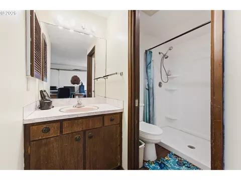 Bath - 2281 Blackburn St, Eugene, OR 97405 photo 3 of 5