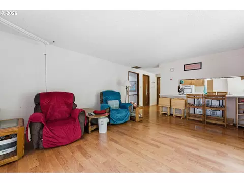 Living - 2281 Blackburn St, Eugene, OR 97405 photo 2 of 4