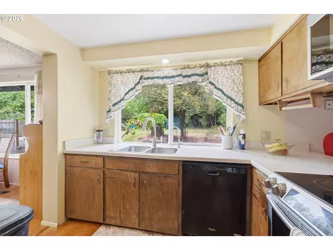 Kitchen - 2281 Blackburn St, Eugene, OR 97405 photo 1 of 3