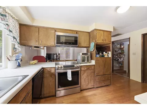 Kitchen - 2281 Blackburn St, Eugene, OR 97405 photo 2 of 3