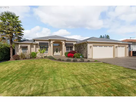 205 W Oriole Dr, Roseburg, OR 97471