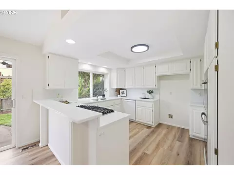 Kitchen - 3115 Metolius Dr, Eugene, OR 97408 photo 2 of 5