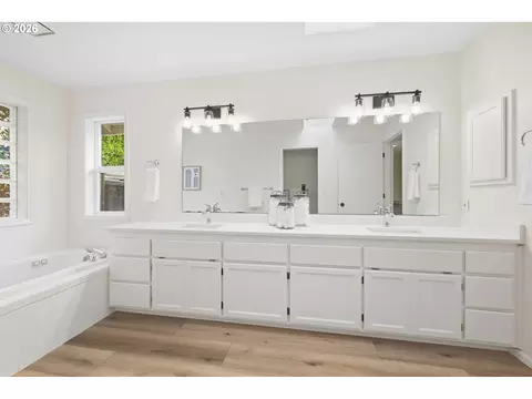 Bath - 3115 Metolius Dr, Eugene, OR 97408 photo 1 of 5