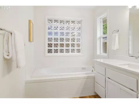 Bath - 3115 Metolius Dr, Eugene, OR 97408 photo 2 of 5