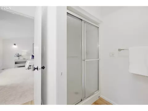 Bath - 3115 Metolius Dr, Eugene, OR 97408 photo 3 of 5