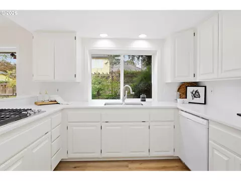 Kitchen - 3115 Metolius Dr, Eugene, OR 97408 photo 3 of 5