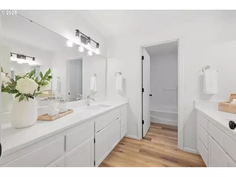 Bath - 3115 Metolius Dr, Eugene, OR 97408 photo 5 of 5