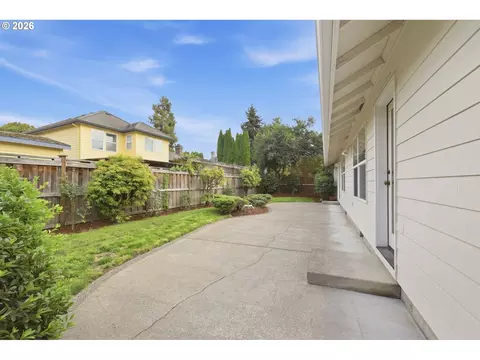 Exterior - 3115 Metolius Dr, Eugene, OR 97408 photo 4 of 5
