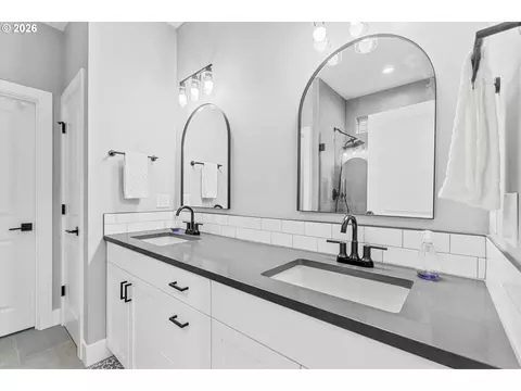 Bath - 723 SW 49th Dr, Gresham, OR 97080 photo 2 of 5