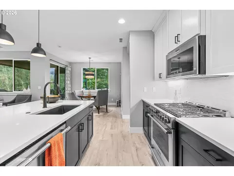 Kitchen - 723 SW 49th Dr, Gresham, OR 97080 photo 5 of 6