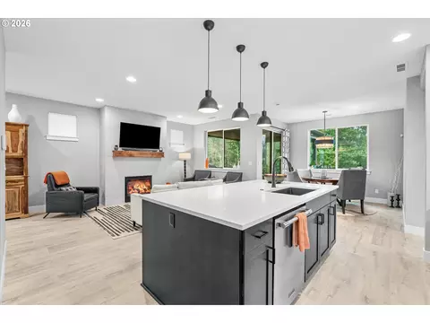 Kitchen - 723 SW 49th Dr, Gresham, OR 97080 photo 6 of 6