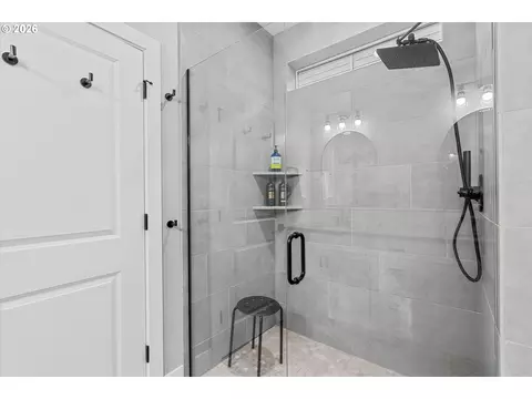 Bath - 723 SW 49th Dr, Gresham, OR 97080 photo 4 of 5