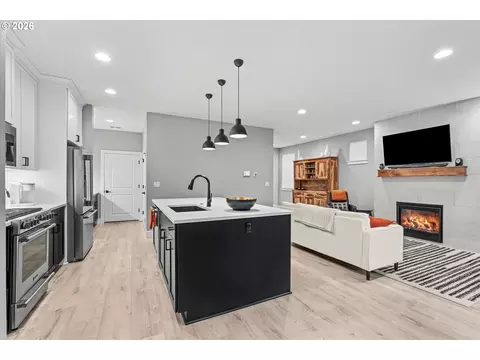 Kitchen - 723 SW 49th Dr, Gresham, OR 97080 photo 1 of 6